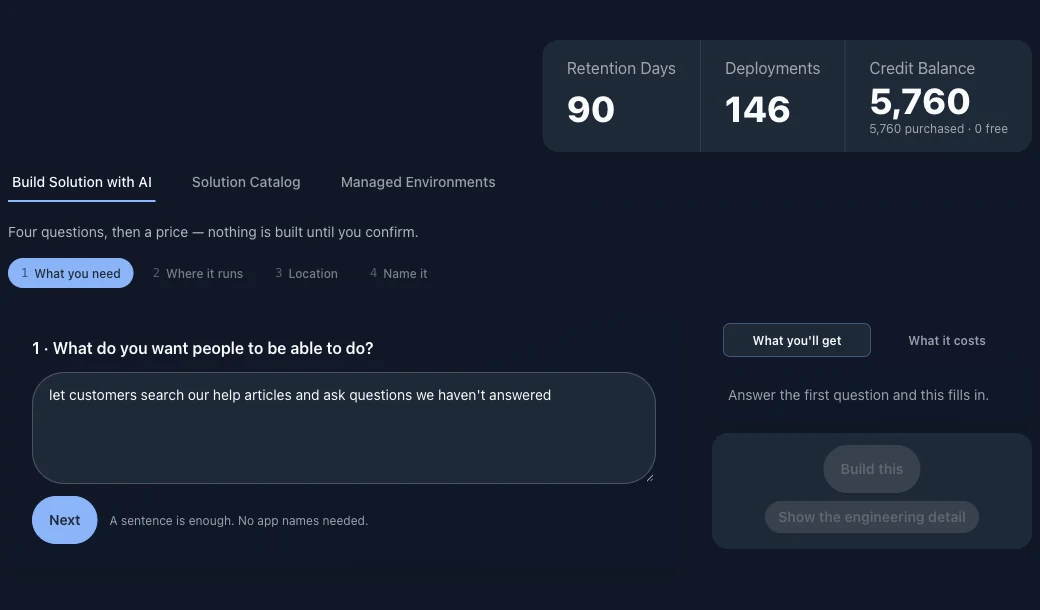Build Solution with AI sur la première de ses quatre questions, « What do you want people to be able to do? », avec une réponse en une phrase : permettre aux clients de rechercher dans nos articles d’aide et de poser les questions auxquelles nous n’avons pas répondu. Une barre de progression affiche What you need, Where it runs, Location et Name it, une note indique « A sentence is enough. No app names needed. », et le panneau récapitulatif à droite attend la première réponse