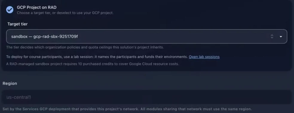 Le panneau de projet géré par RAD : un sélecteur de niveau cible réglé sur un projet Sandbox existant, une note précisant que le niveau détermine les règles d’administration et les plafonds de quota dont hérite le projet, un renvoi vers les sessions d’atelier pour les participants aux cours, une note indiquant qu’un projet Sandbox requiert 10 crédits achetés, et la région, fixée par les services partagés du projet